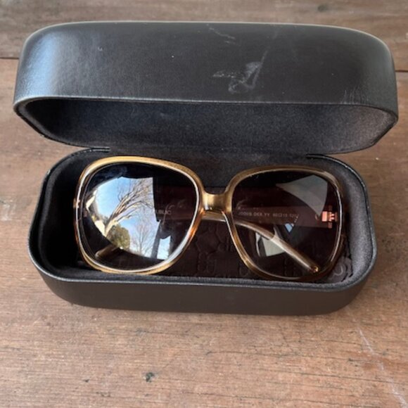 Banana Republic Women’s Sunglasses - Picture 4 of 4